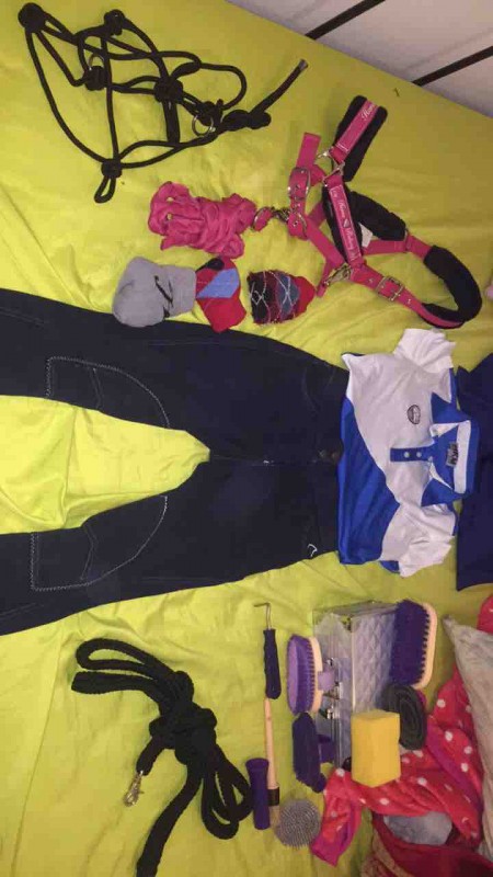 Licole rose : 25?
Haut/pantalon : 15?
Log de bosse compl�te : 10?
Licole fic�le noir + r�nne : 10?
3 paires de chaussette : 10? 

Le tous 70?.
