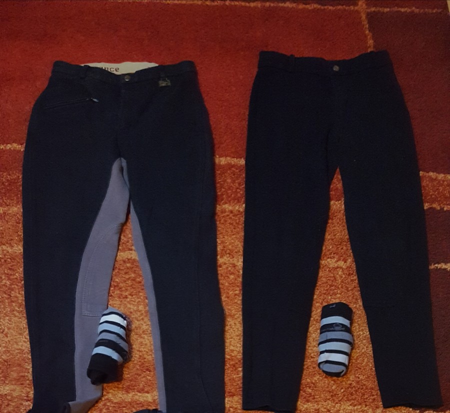 Pantalon 14ans  et choset a vendre 
le prix est a convenir 
pour plus d\'information vous pouvez me joindre par message au 06.18.44.58.25