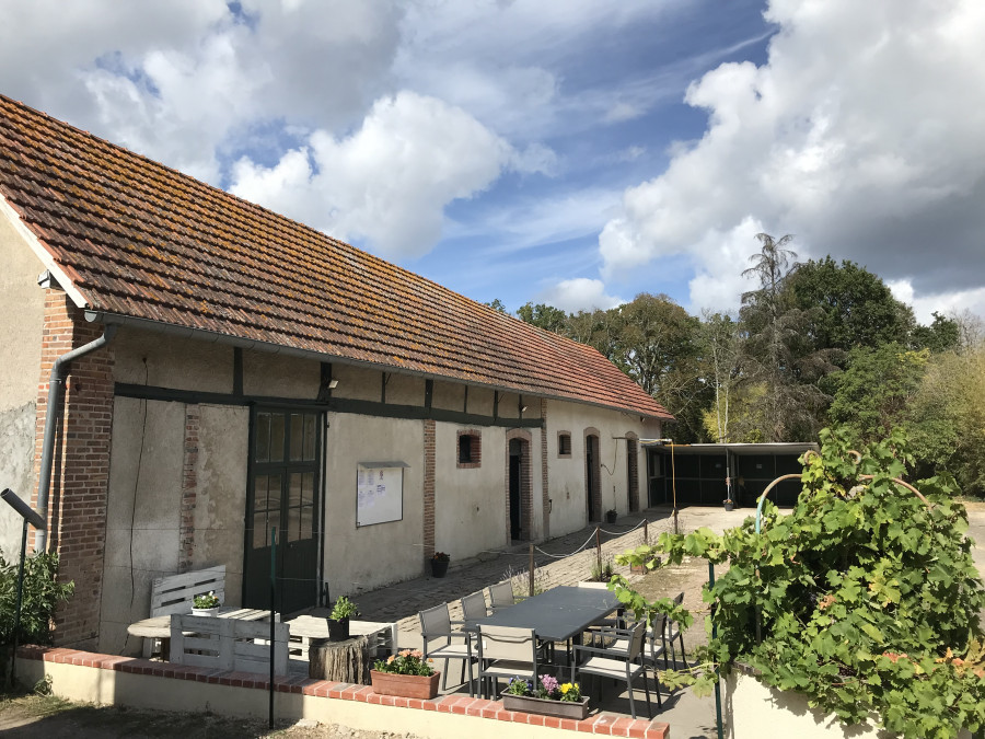 ?? Les curies de la Mennerie ??

Situes en plein coeur de la fort domaniale de Vierzon et implantes dans la commune de  Theillay [41], les curies de la Mennerie vous accueillent dans des infrastructures de qualit bases sur le bien-tre. 
Ambiance c