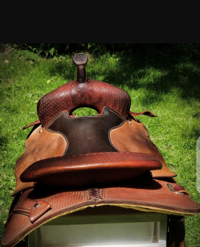 Selle Western de SRS Saddlery. Si�ge de 16 po. plut�t l�g�re, con�ues pour diverses discipline; entra�nement, baril, randonn�e, rassemblement de troupeaux, etc. Les quartiers de selle sont en cuir brut (raw hide) pour une meilleure adh�rence � la selle lo