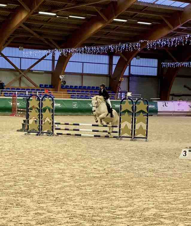 Bonjour , je recherche une demi pension dans le 71    j \'ai 14 galop 4 et je prepare le galop 5 je monte depuis que j\'ai 4 ans 