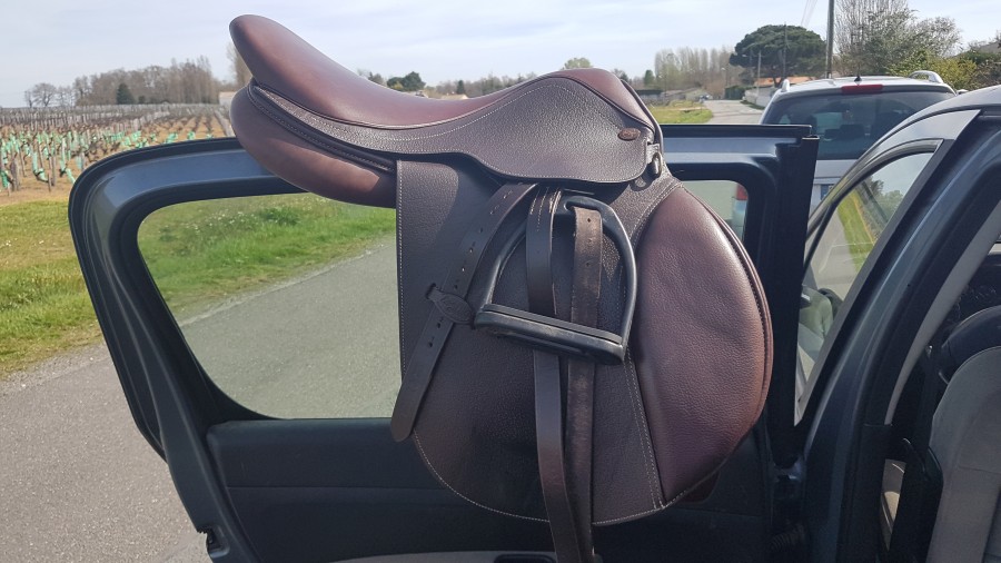 A VENDRE - selle Eric thomas modele Kevin, havane, taille 16.5
etat excellent, quasi neuve, vendue �quip�e. Valeur neuve nue = 930 euros 

a vendre 500 euros 